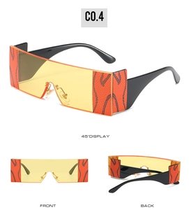Affichage en trois vues de lunettes de soleil oversize avec verres jaunes et motif serpent
