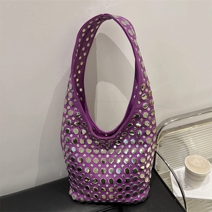 Sac hobo violet avec rivets métalliques argentés et texture chic à pois métalliques