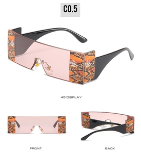 Vues détaillées multi-angles de lunettes de soleil carrées avec imprimé serpent rose