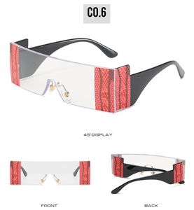 Détails des lunettes de soleil carrées avec motif peau de serpent rouge et branches noires