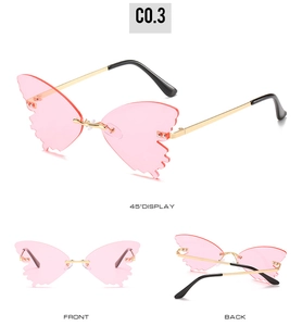 Viste dettagliate multi-angolo di occhiali da sole alla moda a forma di farfalla rosa