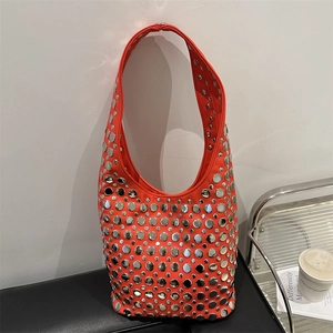 Sac hobo orange vif à rivets argentés pour femme tendance mode printemps 2025