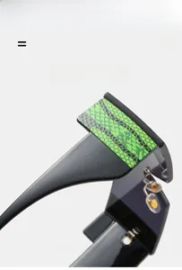 Détail de la branche de lunettes légère et élastique avec motif peau de serpent vert