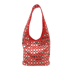Sac hobo en cuir rouge avec rivets punk argentés et bandoulière spacieuse et élégante