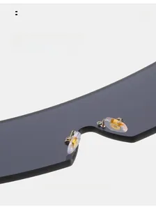 Détail des plaquettes de nez en silicone sur des lunettes de soleil pour un port prolongé