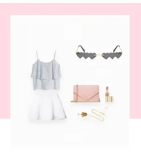 Vue à plat de lunettes de soleil en cœur avec tenue d'été et accessoires élégants