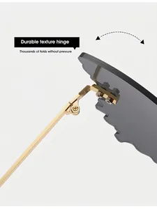 Dettaglio delle cerniere in metallo dorato e lenti grigie ondulate degli occhiali butterfly