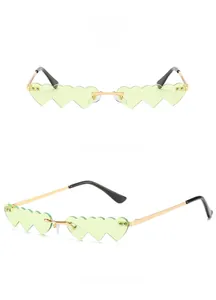 Vue détaillée des lunettes de soleil sans monture en forme de cœur avec verres verts