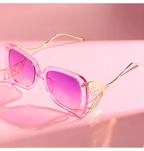 Détail de la branche en forme d'aile de papillon sur monture de lunettes rose
