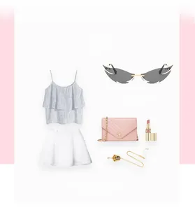 Flat lay di occhiali da sole a forma di ala senza montatura con borsa rosa e outfit estivo