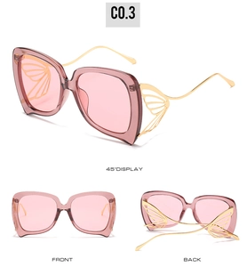 Vues détaillées de lunettes papillon avec verres roses et charnières dorées ciselées