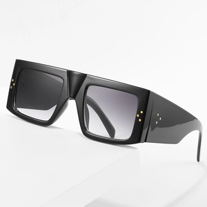Occhiali da sole squadrati neri con lenti grigie sfumate e borchie dorate decorative