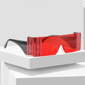 Lunettes de soleil oversize rouges rectangulaires style cyberpunk avec motif serpent