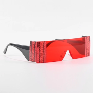 Lunettes de soleil bouclier rouges avec texture peau de serpent sur les branches