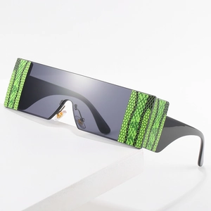 Lunettes de soleil carrées modernes avec verres gris et monture à motif peau de serpent