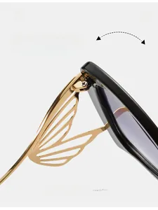 Détail de la charnière en métal doré sur lunettes de soleil motif ailes de papillon