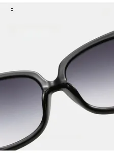 Détail des plaquettes de nez épaissies sur lunettes de soleil papillon noires