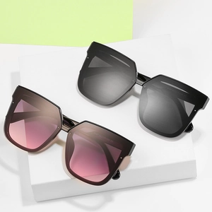 Fashion square cat eye sunglasses with thick black frames and purple gradient lenses