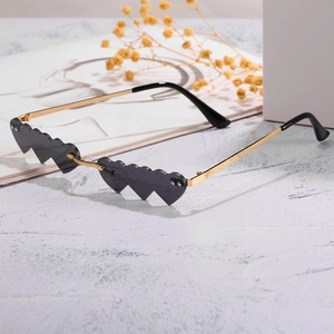 Lunettes de soleil sans monture en forme de cœur avec cadre doré et verres gris