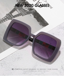 Détail des lunettes de soleil carrées avec verres dégradés violets et branches à carreaux