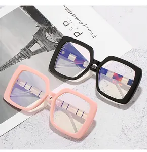 Vue détaillée de lunettes de soleil carrées noires et roses sur un magazine de mode