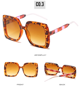 Vues détaillées de lunettes de soleil carrées en écaille avec branches bicolores rose orange