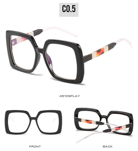 Vue sous trois angles de lunettes de soleil carrées noires avec branches en écaille