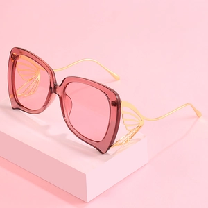 Lunettes de soleil papillon surdimensionnées roses avec décoration aile en métal doré