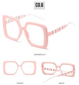 Vue détaillée en trois angles de lunettes roses carrées avec branches rayées