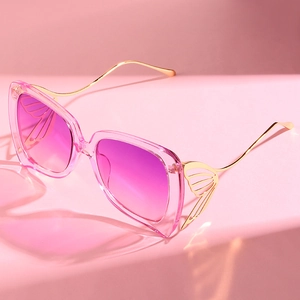 Lunettes papillon roses avec verres dégradés et fines branches en métal doré élégant