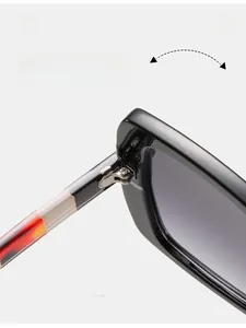 Détail de la charnière en métal argenté sur lunettes de soleil carrées noires avec dégradé