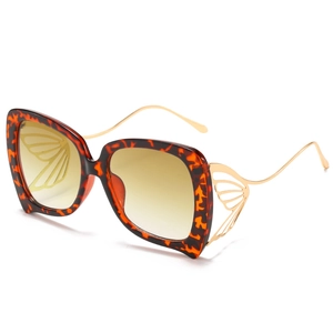 Lunettes de soleil papillon avec monture écaillée oversize et branches dorées