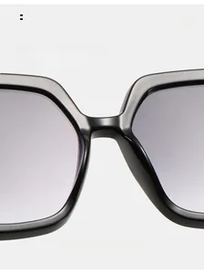 Gros plan sur les plaquettes de nez intégrées pour lunettes de soleil carrées noires