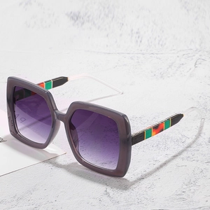Lunettes de soleil carrées modernes avec branches colorées et verres dégradés violets