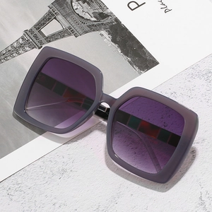 Lunettes de soleil carrées avec monture violette mate et verres dégradés, style tendance