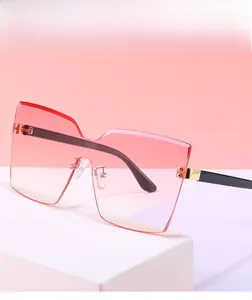 Gros plan de lunettes de soleil sans monture à dégradé avec charnières en métal doré