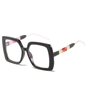 Lunettes de soleil carrées oversize avec monture noire et branches tricolores