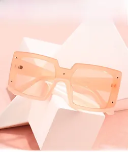 Détail de lunettes de soleil carrées rose pêche posées sur une étoile blanche