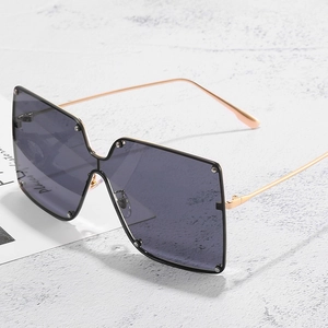 Fashionable oversized square sunglasses with rose gold metal temples and rivet details