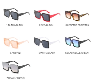Vue détaillée de lunettes de soleil carrées à rivets en sept coloris de montures
