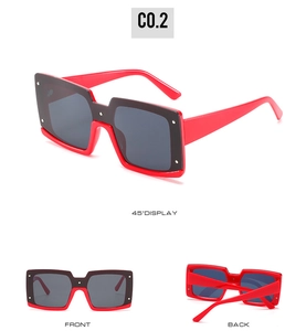 Vue détaillée de lunettes de soleil carrées bicolores noir et rouge avec rivets