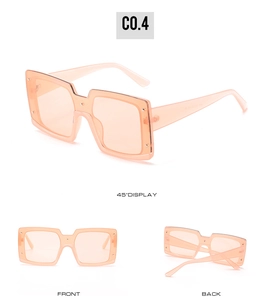 Vue en trois angles de lunettes de soleil carrées oversize orange translucide