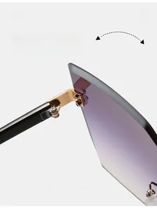 Détails des charnières en métal doré sur lunettes de soleil carrées sans monture