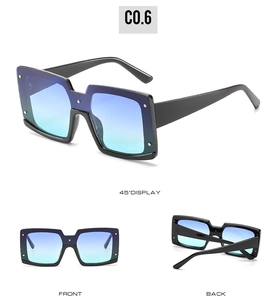 Vues détaillées de lunettes de soleil carrées noires avec rivets et verres dégradés bleus
