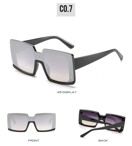 Lunettes de soleil carrées noires avec rivets métalliques et verres dégradés en 3 vues