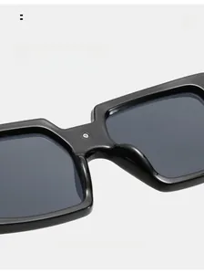 Détail des plaquettes de nez intégrées confortables et de la charnière des lunettes de soleil