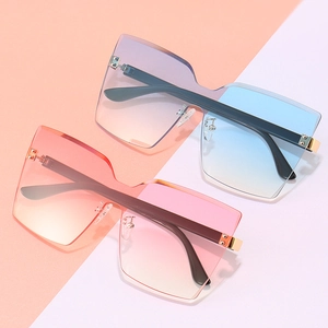 Lunettes de soleil carrées sans monture avec dégradé de couleurs et détails en métal doré