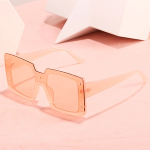 Lunettes de soleil carrées oversize à la mode en rose transparent avec des rivets