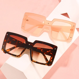 Lunettes de soleil carrées oversize tendance avec rivets en orange et écaille