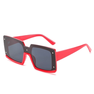 Lunettes de soleil carrées à la mode avec contraste noir et rouge et rivets argent